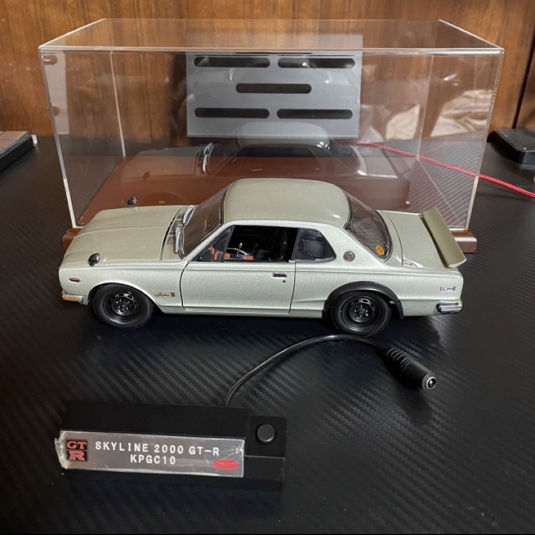 京商(キョウショウ)の絶版京商1/18スカイライン2000GT-R KPGC10 (ライト点灯モデル) エンタメ/ホビーのおもちゃ/ぬいぐるみ(ミニカー)の商品写真