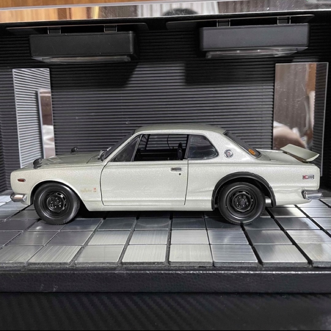 京商(キョウショウ)の絶版京商1/18スカイライン2000GT-R KPGC10 (ライト点灯モデル) エンタメ/ホビーのおもちゃ/ぬいぐるみ(ミニカー)の商品写真