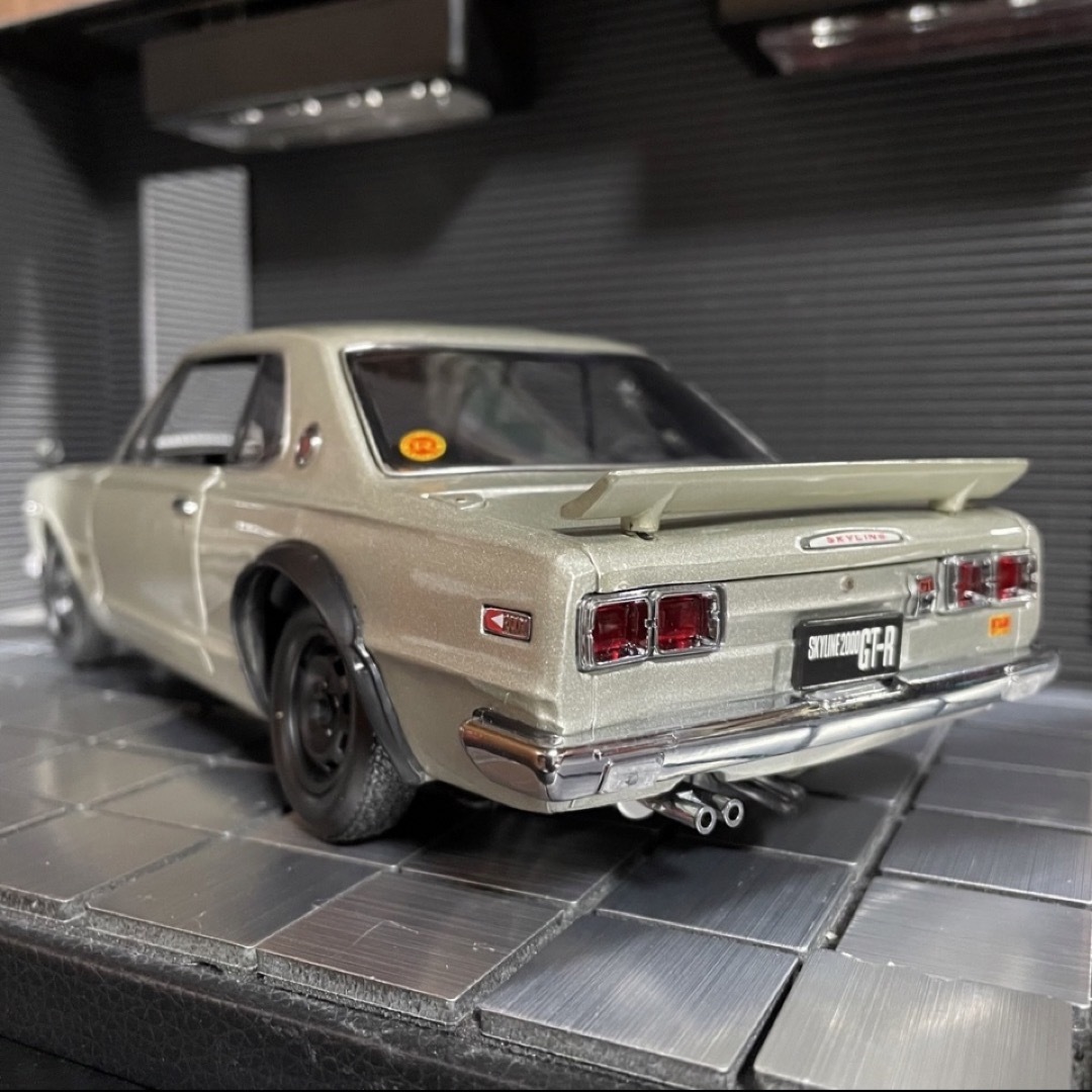 京商(キョウショウ)の絶版京商1/18スカイライン2000GT-R KPGC10 (ライト点灯モデル) エンタメ/ホビーのおもちゃ/ぬいぐるみ(ミニカー)の商品写真