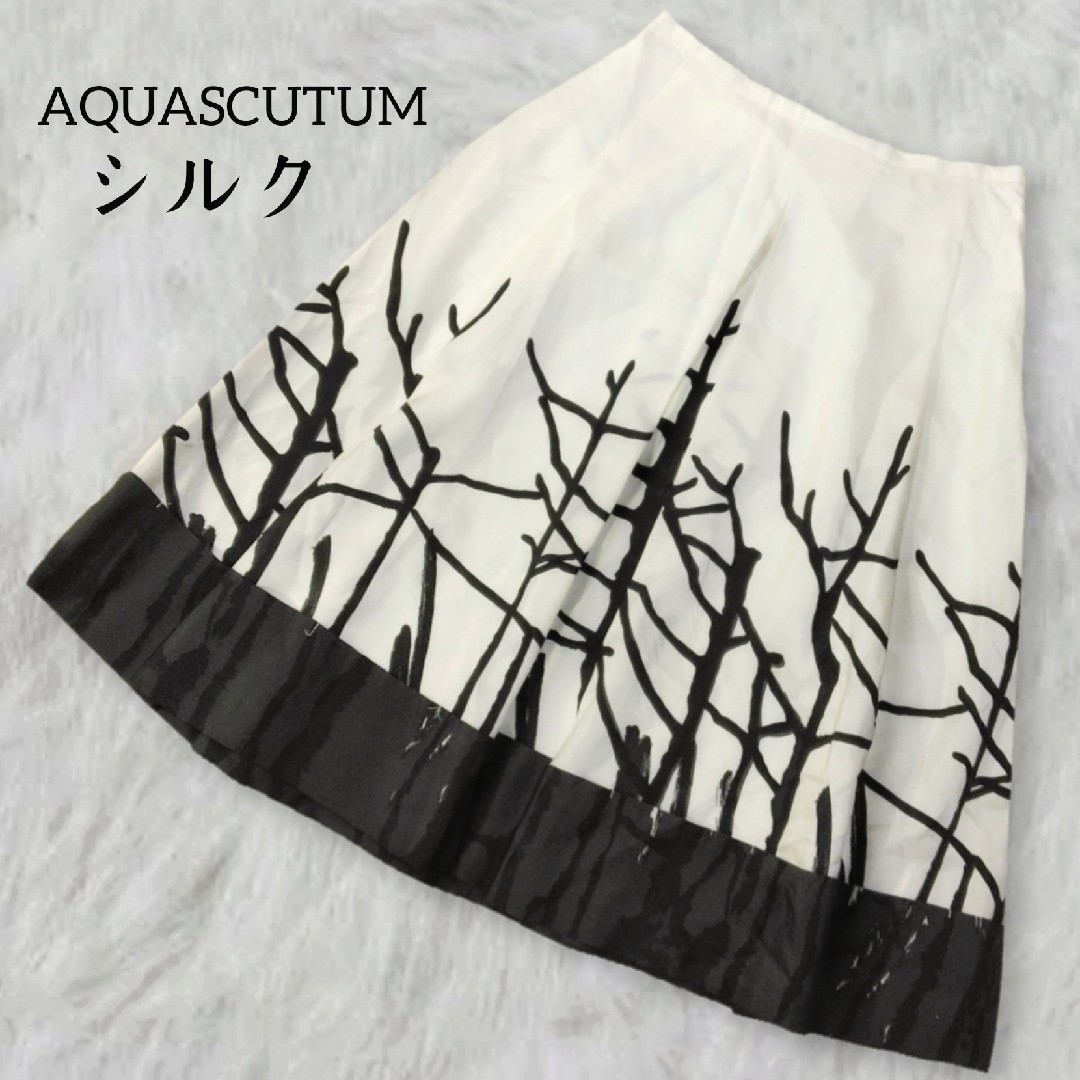 AQUA SCUTUM(アクアスキュータム)のアクアスキュータム ✿ シルク スカート 白 ホワイト ボックスプリーツ 薄手 レディースのスカート(ひざ丈スカート)の商品写真
