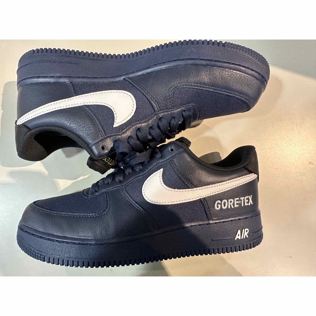 NIKE(ナイキ)のNIKE AIR FORCE 1 GTX GORE-TEX NAVY US8.5 メンズの靴/シューズ(スニーカー)の商品写真