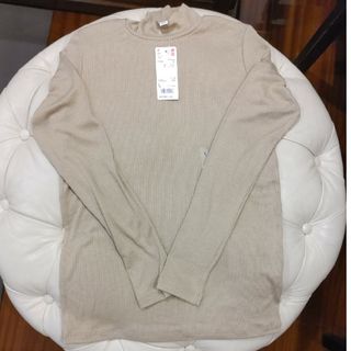 ユニクロ(UNIQLO)の★新品★ユニクロ　リブハイネックT L ベージュ(ニット/セーター)