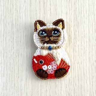 猫の刺繍ブローチハンドメイド(コサージュ/ブローチ)