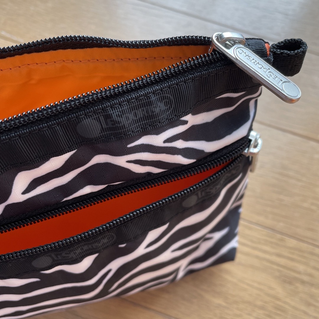 LeSportsac(レスポートサック)のCOSMETIC CLUTCH グランツゼブラ レディースのファッション小物(ポーチ)の商品写真