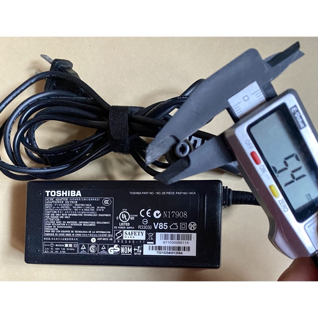 東芝(トウシバ)の☆送料込☆中古純正TOSHIBA東芝ACアダプター19V 4.74A スマホ/家電/カメラのPC/タブレット(PC周辺機器)の商品写真