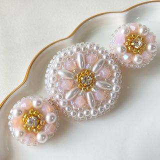 淡いピンクのお花ヘアクリップ♡ ビーズ刺繍(ヘアアクセサリー)