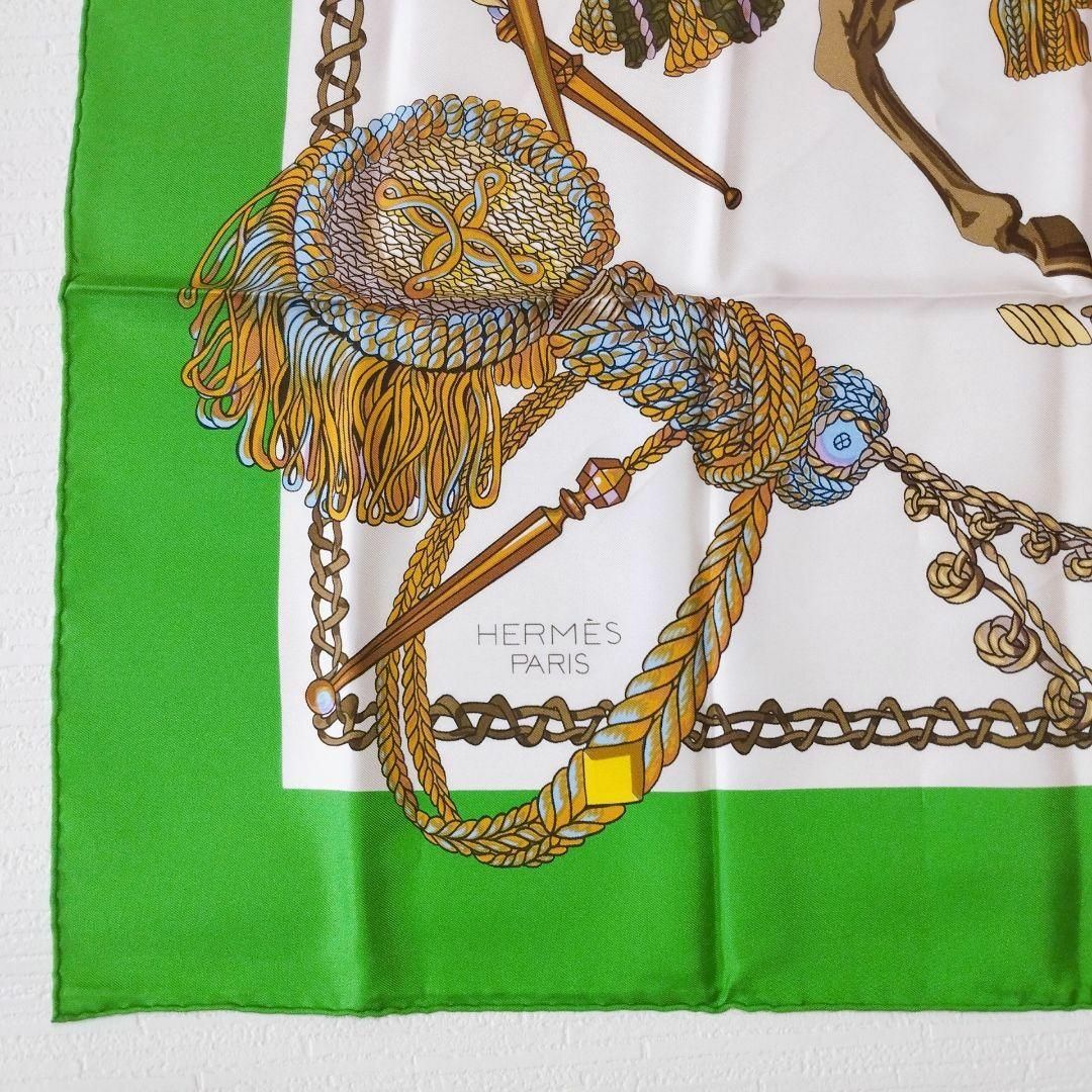 Hermes(エルメス)のエルメス カレ 90 ティンパニ奏者 グリーン 白 Le Timbalier 馬 レディースのファッション小物(バンダナ/スカーフ)の商品写真