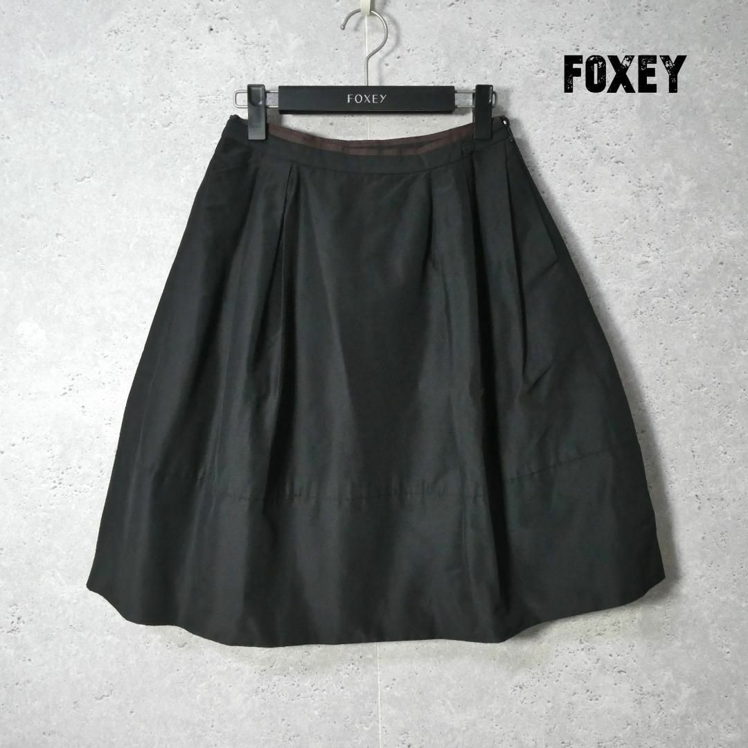 FOXEY(フォクシー)の美品 FOXEY シルク100％ タック 膝丈 ミディ丈 フレアスカート レディースのスカート(ひざ丈スカート)の商品写真