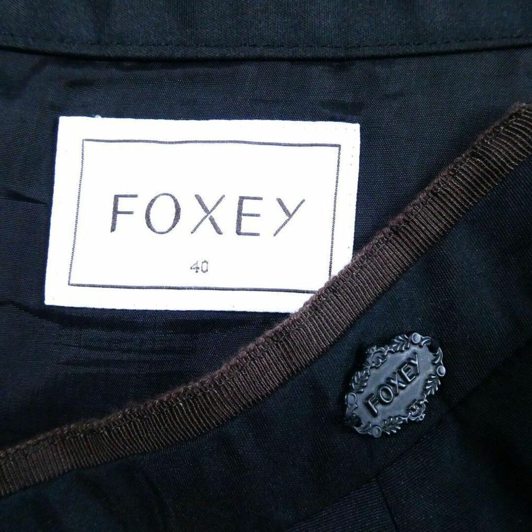 FOXEY(フォクシー)の美品 FOXEY シルク100％ タック 膝丈 ミディ丈 フレアスカート レディースのスカート(ひざ丈スカート)の商品写真