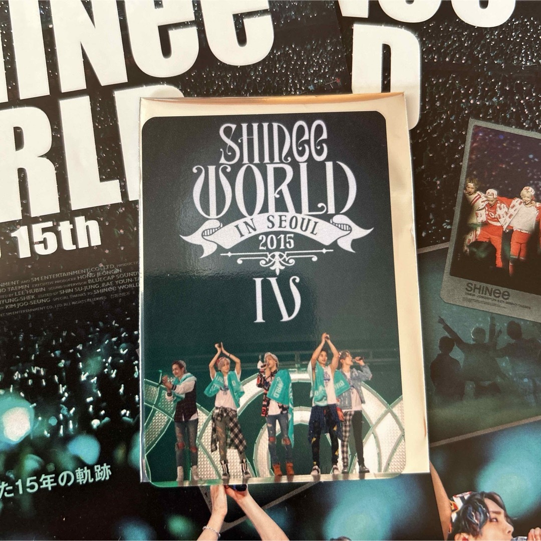 SHINee(シャイニー)の【MY SHINee WORLD】ムビチケ　特典トレカ＋フライヤー5枚 エンタメ/ホビーのCD(K-POP/アジア)の商品写真