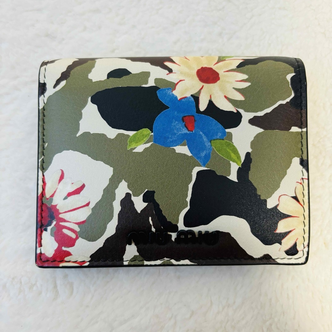 miumiu(ミュウミュウ)の ミュウミュウ レザー フラワー カモフラージュ 二つ折り財布　マルチカラー レディースのファッション小物(財布)の商品写真