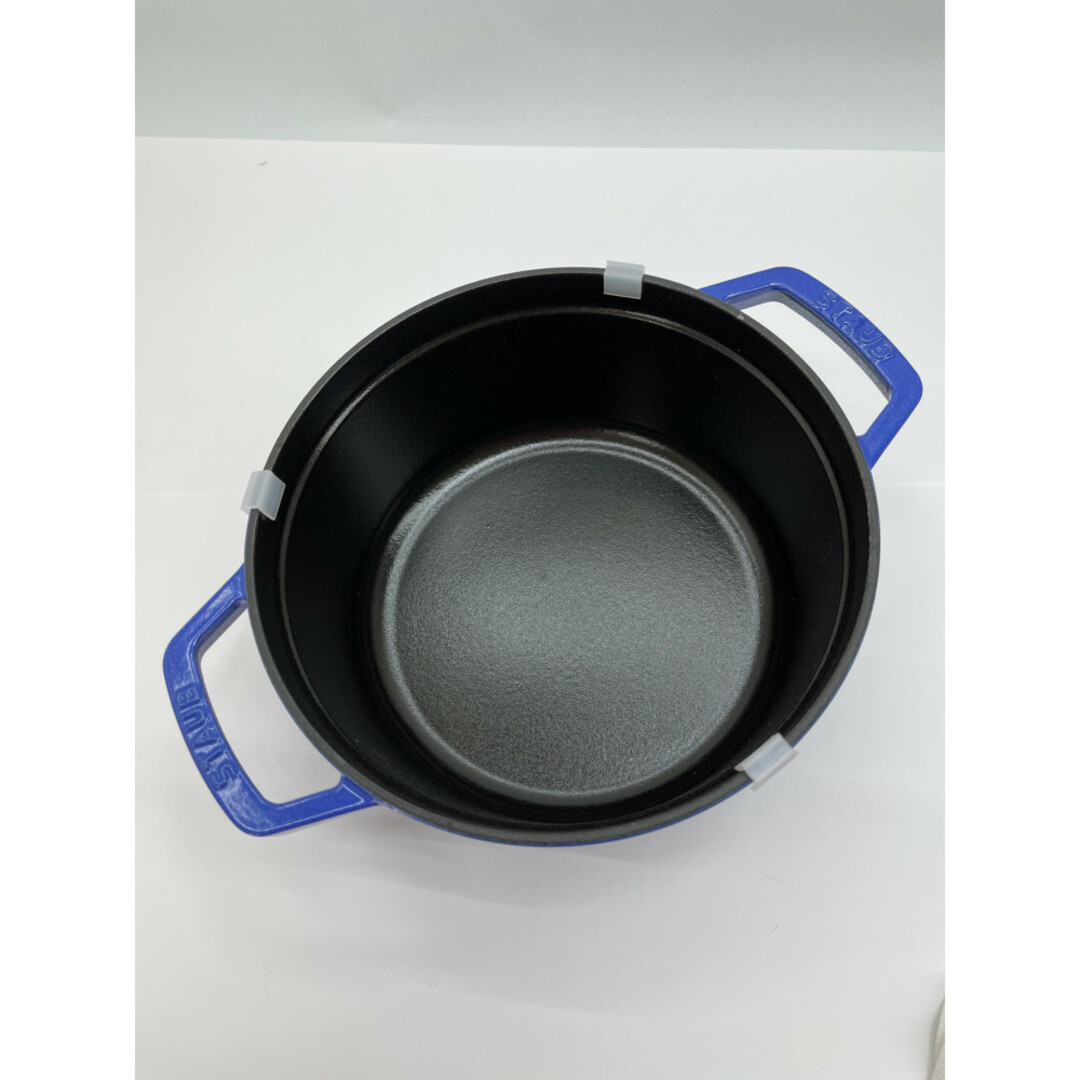 STAUB(ストウブ)の◆◆STAUB ストウブ ピコ ココット ラウンド 両手鍋　ほうろう 22cm 2.6L IH対応 ブルーベリー インテリア/住まい/日用品のキッチン/食器(鍋/フライパン)の商品写真