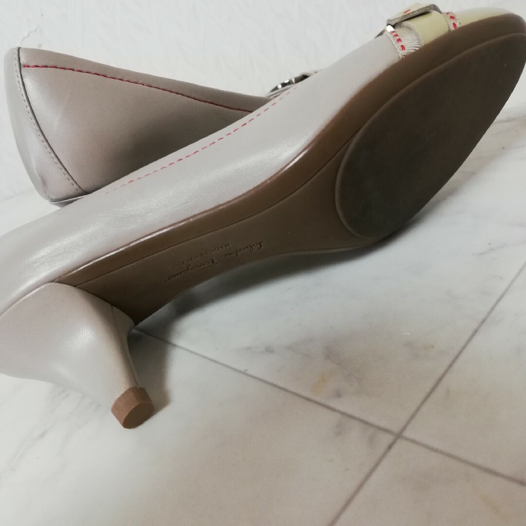 Salvatore Ferragamo(サルヴァトーレフェラガモ)の良品!! サルヴァトーレフェラガモ ガンチーニ金具 本革パンプス 6D レディースの靴/シューズ(ハイヒール/パンプス)の商品写真