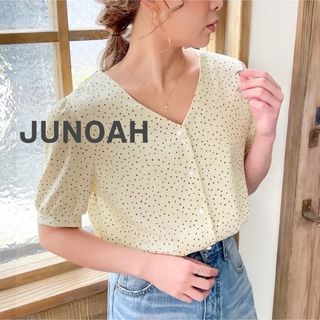 ジュノア(JUNOAH)のJUNOAH ジュノア　ブラウス　白　オフホワイト　半袖　パフスリーブ　ドット(シャツ/ブラウス(半袖/袖なし))