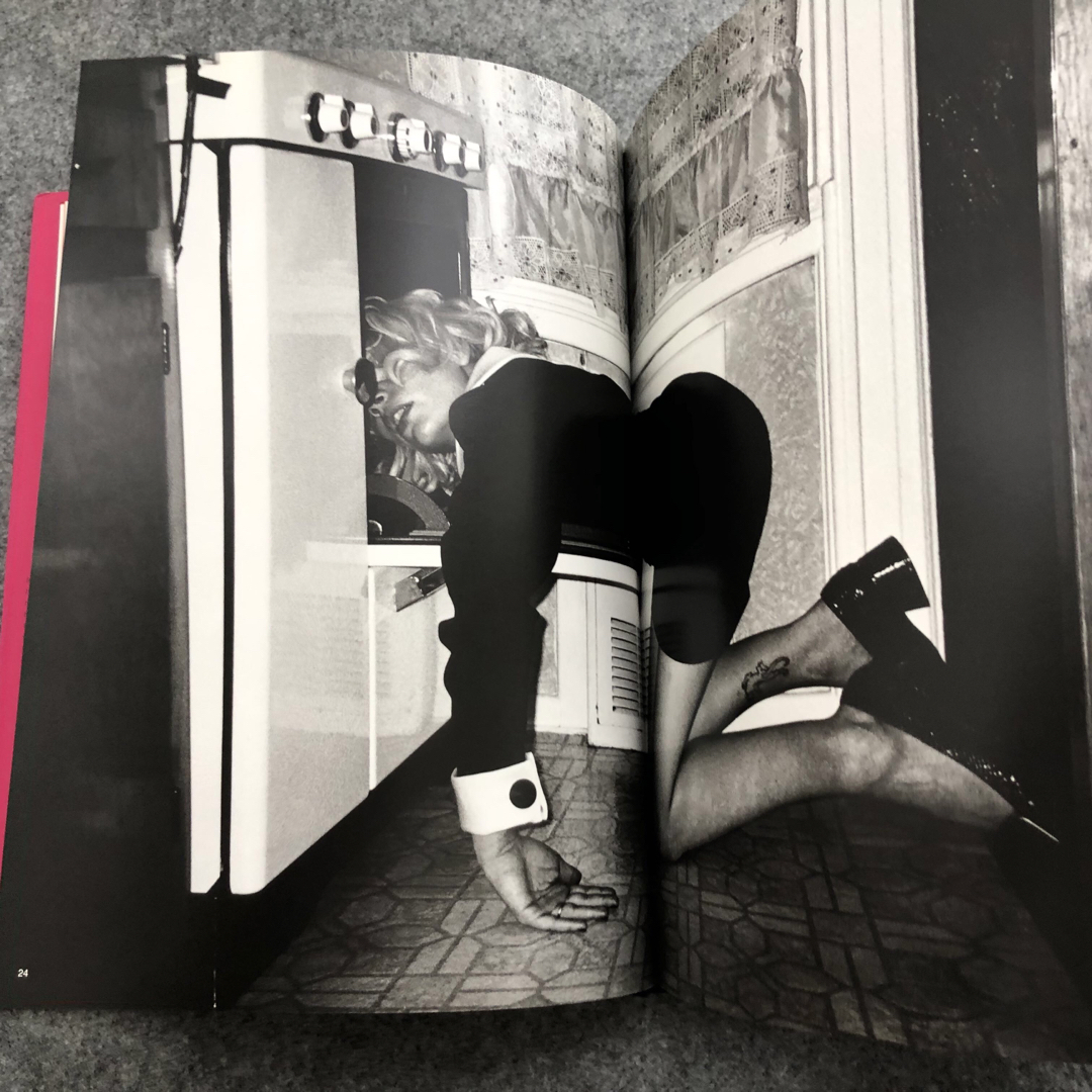 Yves Saint Laurent(イヴサンローラン)のイヴ・サンローラン 40周年記念 作品集「Yves Saint Laurent」 エンタメ/ホビーの本(洋書)の商品写真