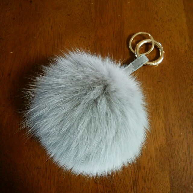 URBAN RESEARCH(アーバンリサーチ)の美品！URBAN RESEARCH　FOX FUR チャーム レディースのファッション小物(キーホルダー)の商品写真