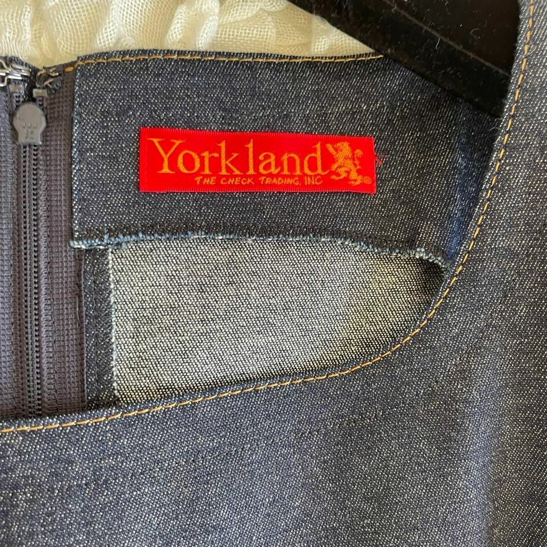 Yorkland(ヨークランド)の【タグ付き・未使用品】ヨークランド　デニム×チェック　ワッシャー加工　ワンピース レディースのワンピース(ひざ丈ワンピース)の商品写真