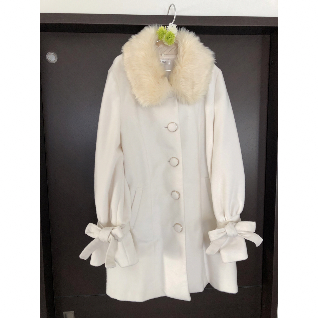 Avail(アベイル)の袖リボン　ホワイトオーバーコート レディースのジャケット/アウター(ロングコート)の商品写真