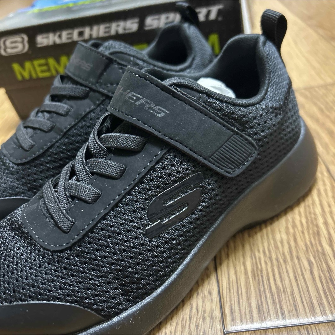 SKECHERS(スケッチャーズ)のスケッチャーズ　スニーカー　メモリーフォーム　黒　18cm キッズ/ベビー/マタニティのキッズ靴/シューズ(15cm~)(スニーカー)の商品写真