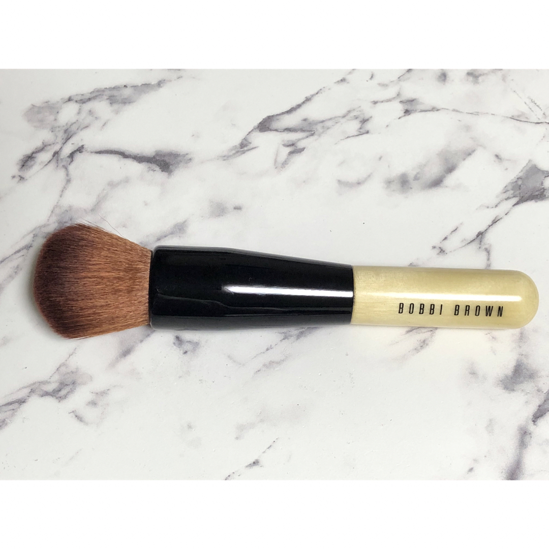 BOBBI BROWN(ボビイブラウン)のFULL COVERAGE FACE BRUSH フルカバレッジ フェイスブラシ コスメ/美容のメイク道具/ケアグッズ(ブラシ・チップ)の商品写真