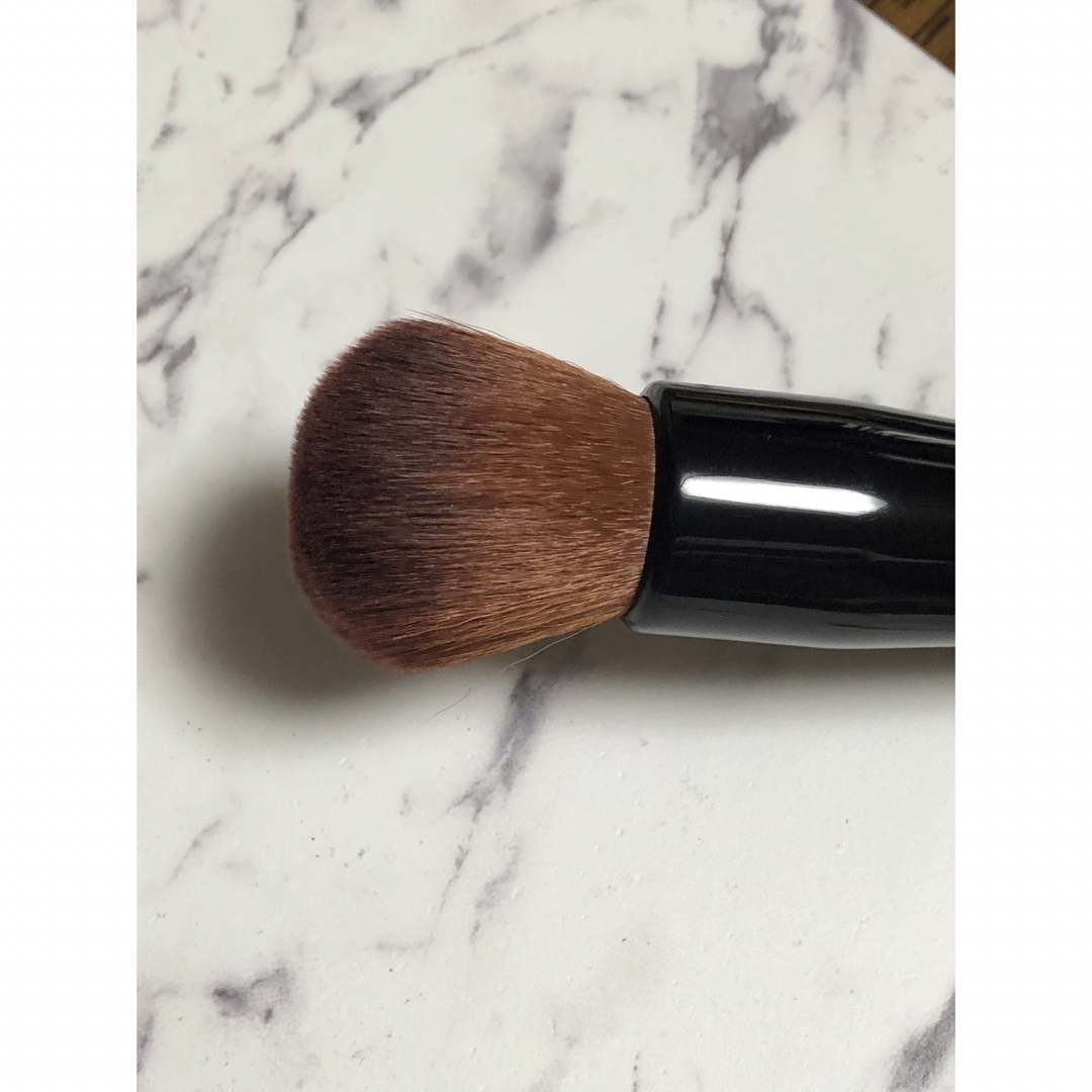 BOBBI BROWN(ボビイブラウン)のFULL COVERAGE FACE BRUSH フルカバレッジ フェイスブラシ コスメ/美容のメイク道具/ケアグッズ(ブラシ・チップ)の商品写真