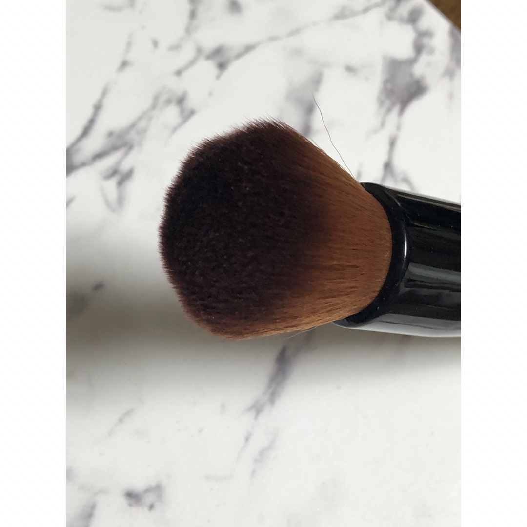 BOBBI BROWN(ボビイブラウン)のFULL COVERAGE FACE BRUSH フルカバレッジ フェイスブラシ コスメ/美容のメイク道具/ケアグッズ(ブラシ・チップ)の商品写真