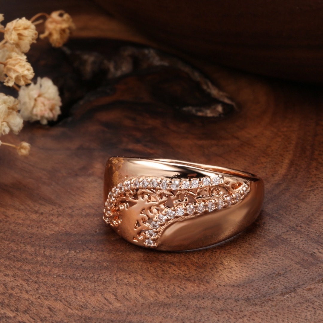 14KGP 透かし彫り 高級 小粒 ジルコン 幅広 ローズゴールド リング レディースのアクセサリー(リング(指輪))の商品写真