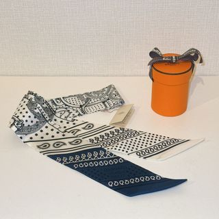 エルメス(Hermes)の【新品・未使用品】エルメス ツイリー エプロン・ドール・バンダナ ネイビー 白色(バンダナ/スカーフ)