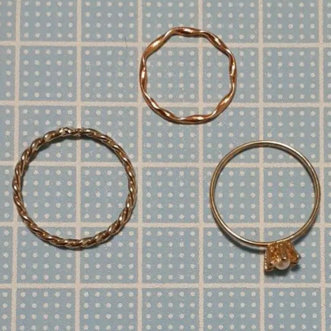 新品は一個です。　金色　キラキラ　シンプル　のリング三個セットです。 レディースのアクセサリー(リング(指輪))の商品写真