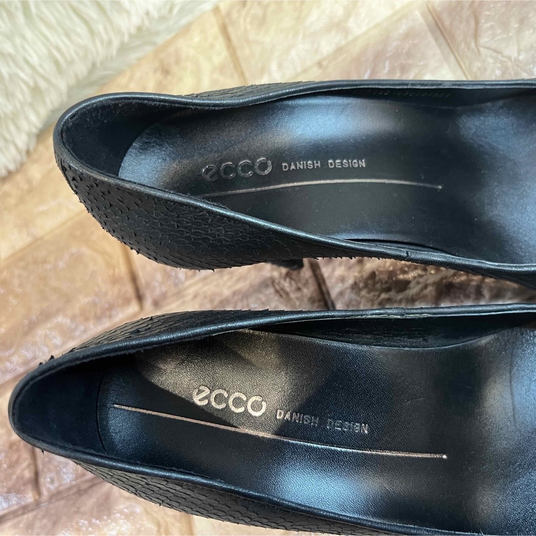 ECCO(エコー)の極美品　エコー　ポインテッドトゥ　鱗　パンプス　23.5cm レディースの靴/シューズ(ハイヒール/パンプス)の商品写真