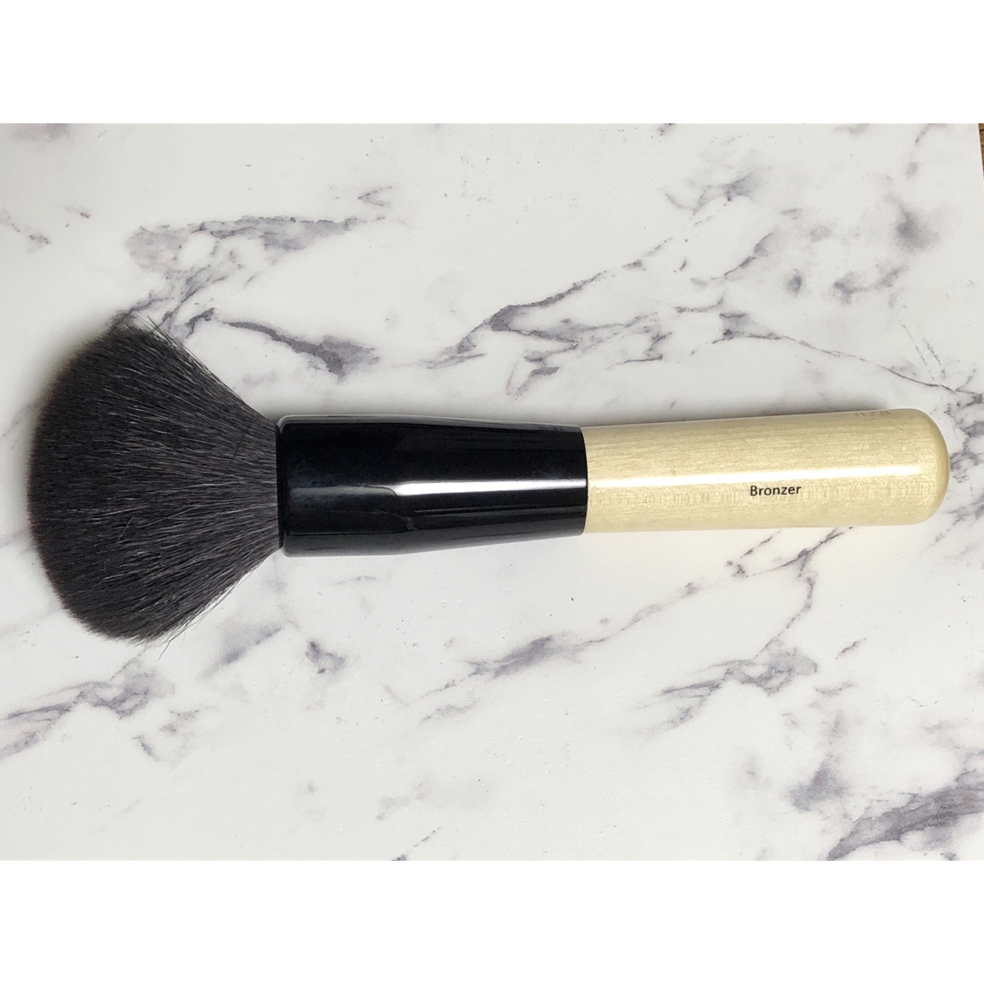 BOBBI BROWN(ボビイブラウン)のBOBBIBROWN BRONZER BRUSH ブロンザー ブラシ コスメ/美容のメイク道具/ケアグッズ(ブラシ・チップ)の商品写真