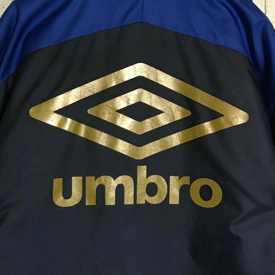 UMBRO(アンブロ)の【ビッグサイズ】アンブロ　刺繍ロゴ入りロングベンチコート　ネイビー　H625 メンズのジャケット/アウター(その他)の商品写真