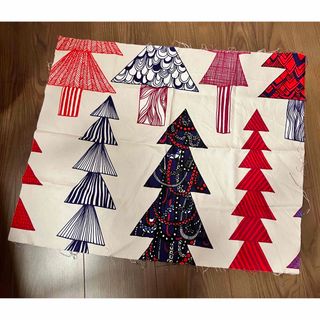 マリメッコ(marimekko)のマリメッコ　marimekko クーシコッサ　布地　紫　赤　クリスマス　北欧(生地/糸)