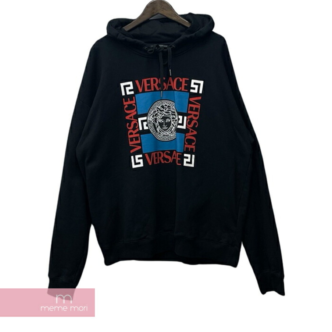 VERSACE(ヴェルサーチ)のVERSACE Medusa Box Logo Pop Over Hoodie 1002470 ヴェルサーチェ メデューサボックスロゴポップオーバーフーディプルオーバーパーカー メデューサロゴ ブラック サイズ3XL 【240129】【中古-B】 メンズのトップス(パーカー)の商品写真