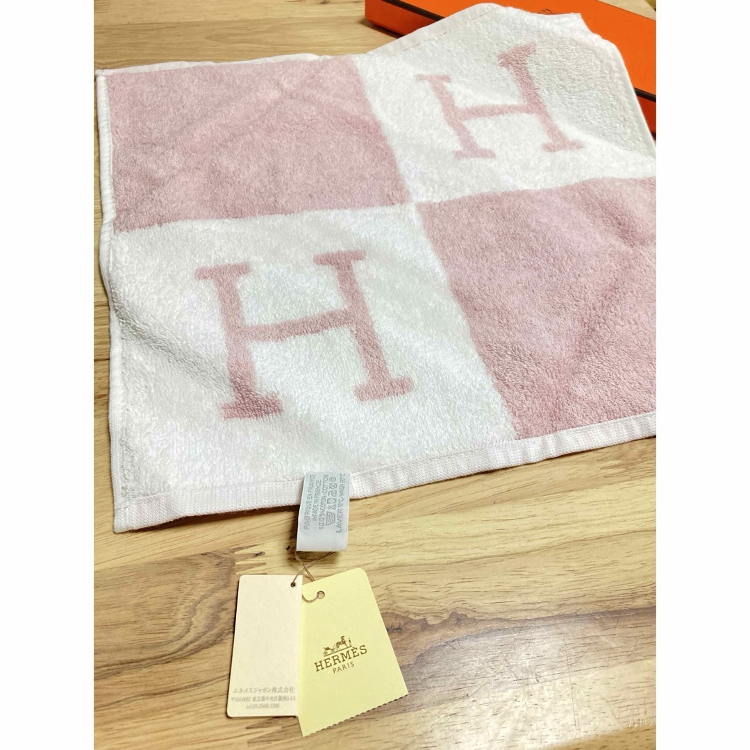 Hermes(エルメス)のエルメス　カレタオルアヴァロン新品タグ付き　ピンク　ハンカチハンドタオル レディースのファッション小物(ハンカチ)の商品写真