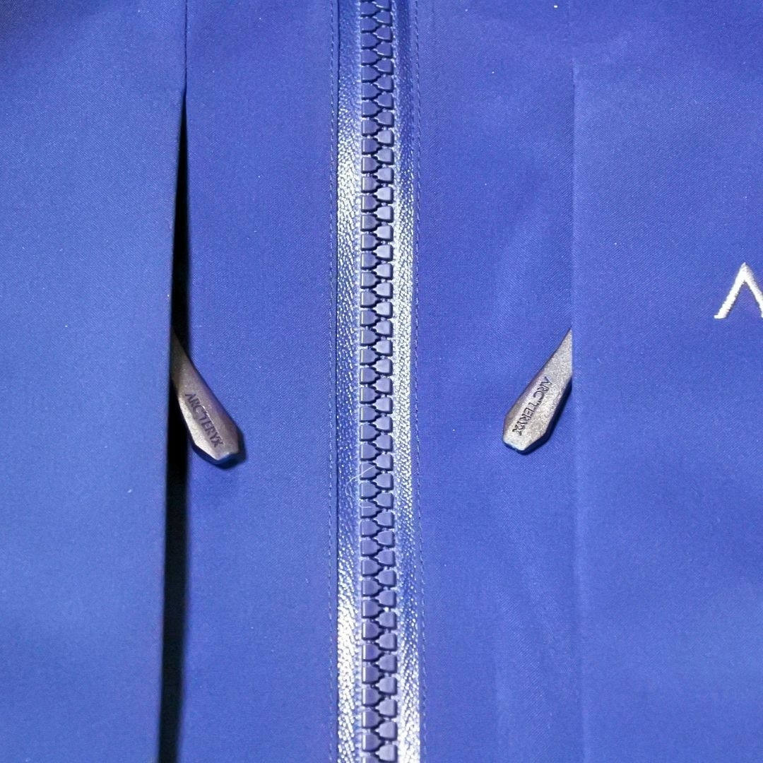 ARC'TERYX(アークテリクス)のARC'TERYX FISSION SV JACKET Blue M メンズのジャケット/アウター(マウンテンパーカー)の商品写真