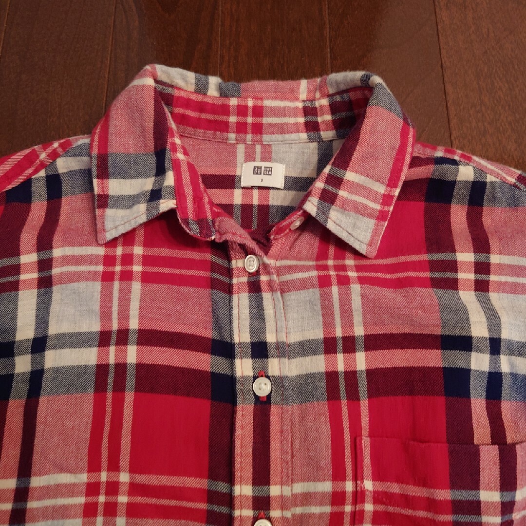 UNIQLO(ユニクロ)のユニクロ、長袖赤チェックシャツSさいず レディースのトップス(シャツ/ブラウス(長袖/七分))の商品写真