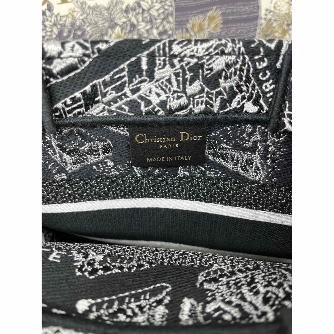 Christian Dior(クリスチャンディオール)の【極美品】Dior ブックトート スモール パリ市街刺繍 レディースのバッグ(トートバッグ)の商品写真