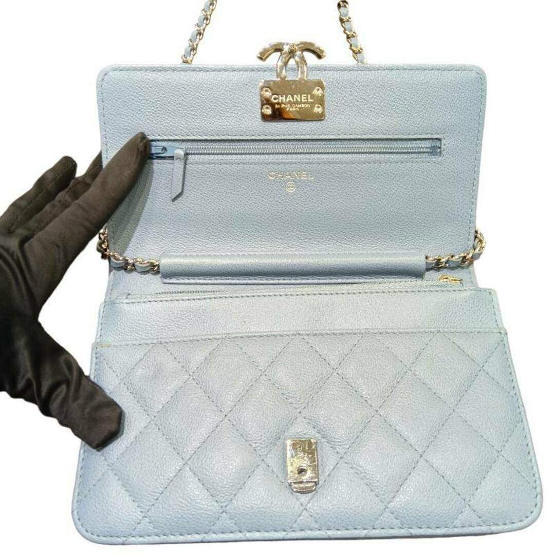 CHANEL(シャネル)の　シャネル CHANEL チェーンウォレット ブルー　シルバー金具 キャビアスキン・カーフスキン レディース ウォレットチェーン レディースのファッション小物(その他)の商品写真