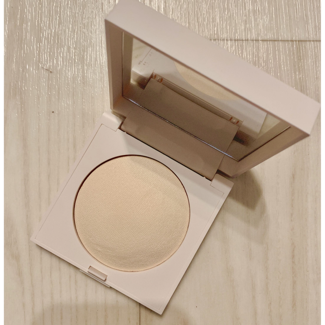 laura mercier(ローラメルシエ)のLaura mercier リアルフローレス　ルミナス　プレストパウダー コスメ/美容のベースメイク/化粧品(フェイスパウダー)の商品写真