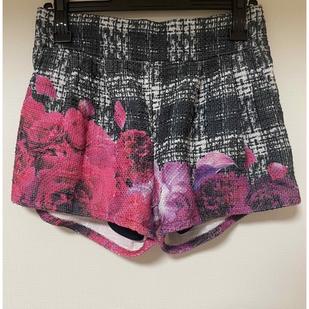 DaTuRa(ダチュラ)のDaTuRa ツイード　ショーパン　ブラック　ピンク　パープル　花柄 レディースのパンツ(ショートパンツ)の商品写真