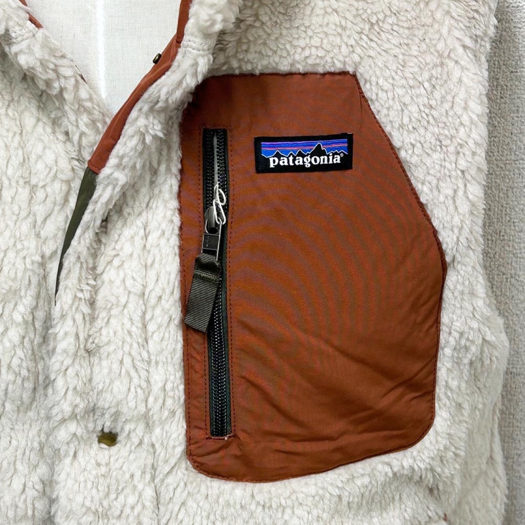 patagonia(パタゴニア)の新品 パタゴニア メンズ リバーシブル ビビーダウンベスト カーキ XLサイズ メンズのジャケット/アウター(ダウンベスト)の商品写真