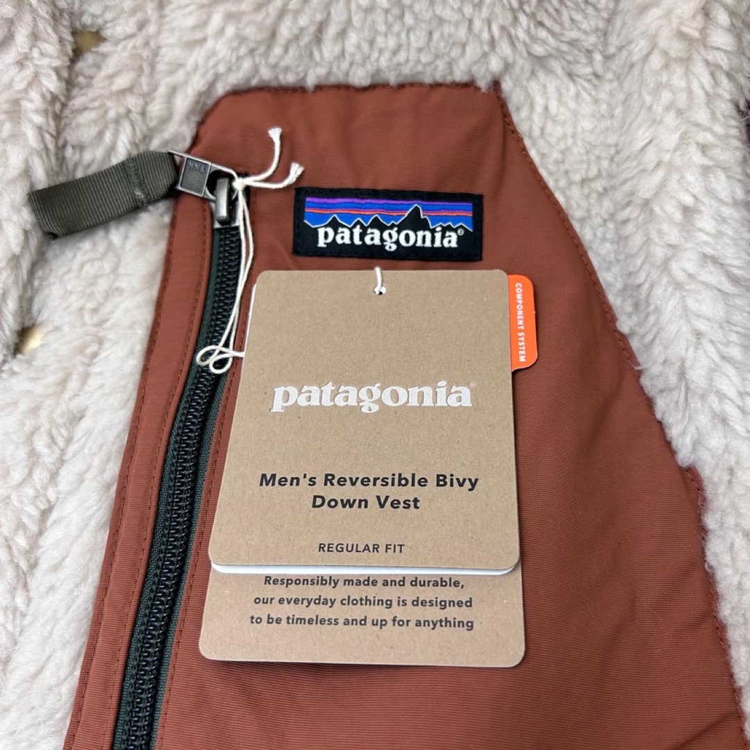 patagonia(パタゴニア)の新品 パタゴニア メンズ リバーシブル ビビーダウンベスト カーキ XLサイズ メンズのジャケット/アウター(ダウンベスト)の商品写真