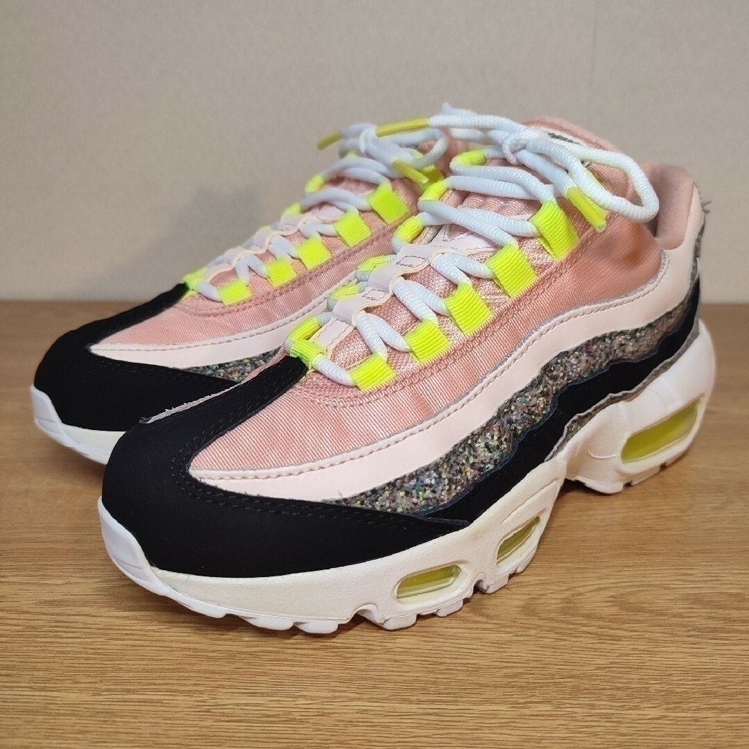 NIKE(ナイキ)の★美品 大人気 NIKE WMNS AIR MAX 95 SE レディースの靴/シューズ(スニーカー)の商品写真