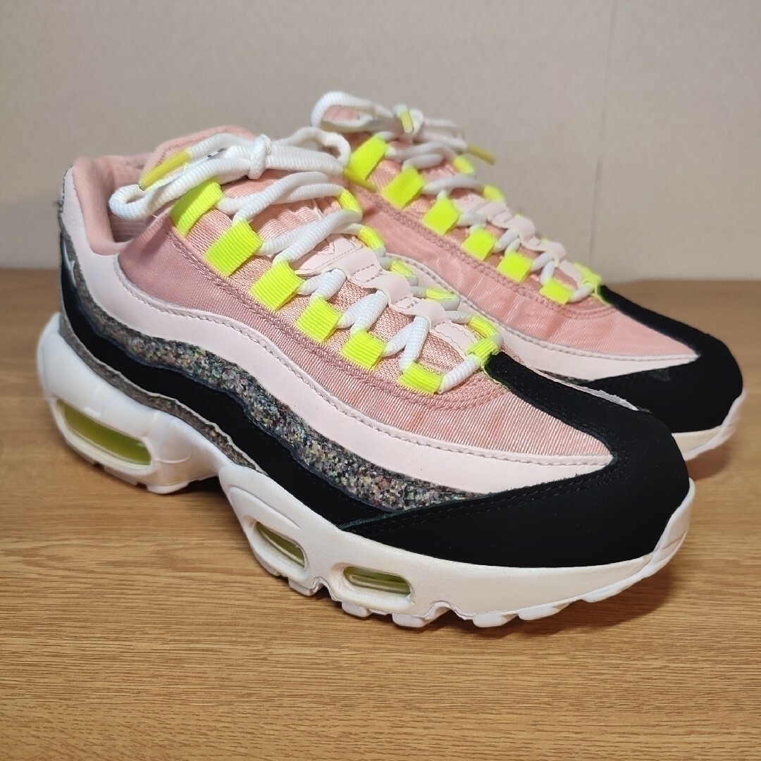 NIKE(ナイキ)の★美品 大人気 NIKE WMNS AIR MAX 95 SE レディースの靴/シューズ(スニーカー)の商品写真