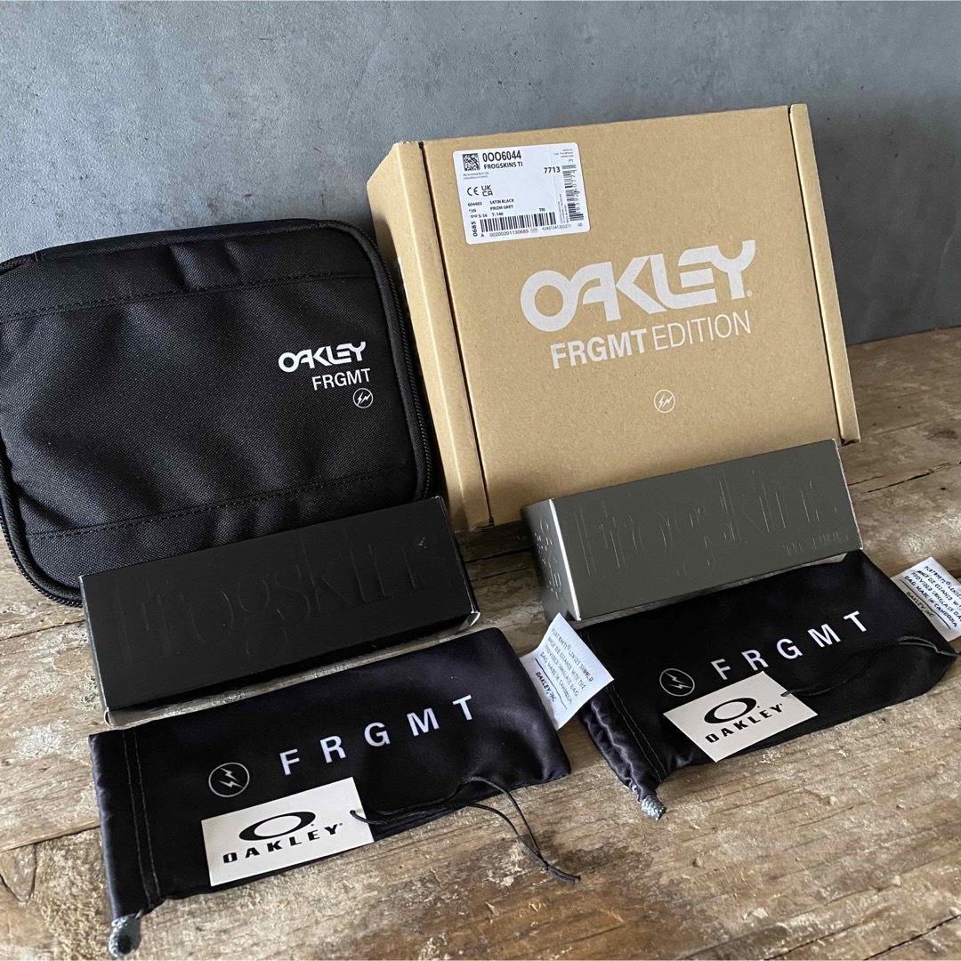 FRAGMENT(フラグメント)の新品 OAKLEY × FRAGMENT FROGSKINS サングラス メンズのファッション小物(サングラス/メガネ)の商品写真