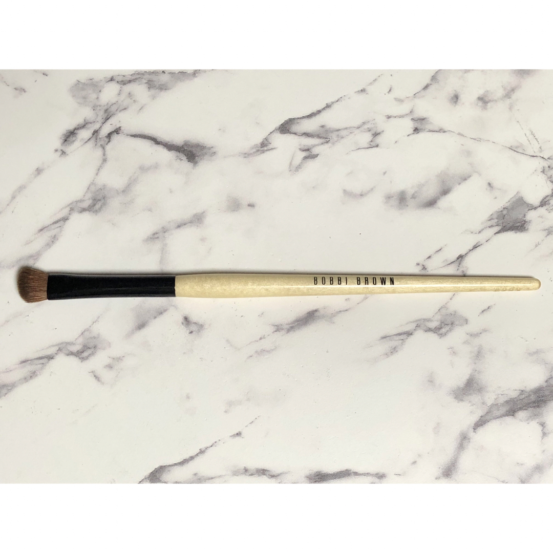 BOBBI BROWN(ボビイブラウン)のANGLE EYE SHADOW BRUSH アングル アイシャドウ ブラシ コスメ/美容のメイク道具/ケアグッズ(ブラシ・チップ)の商品写真