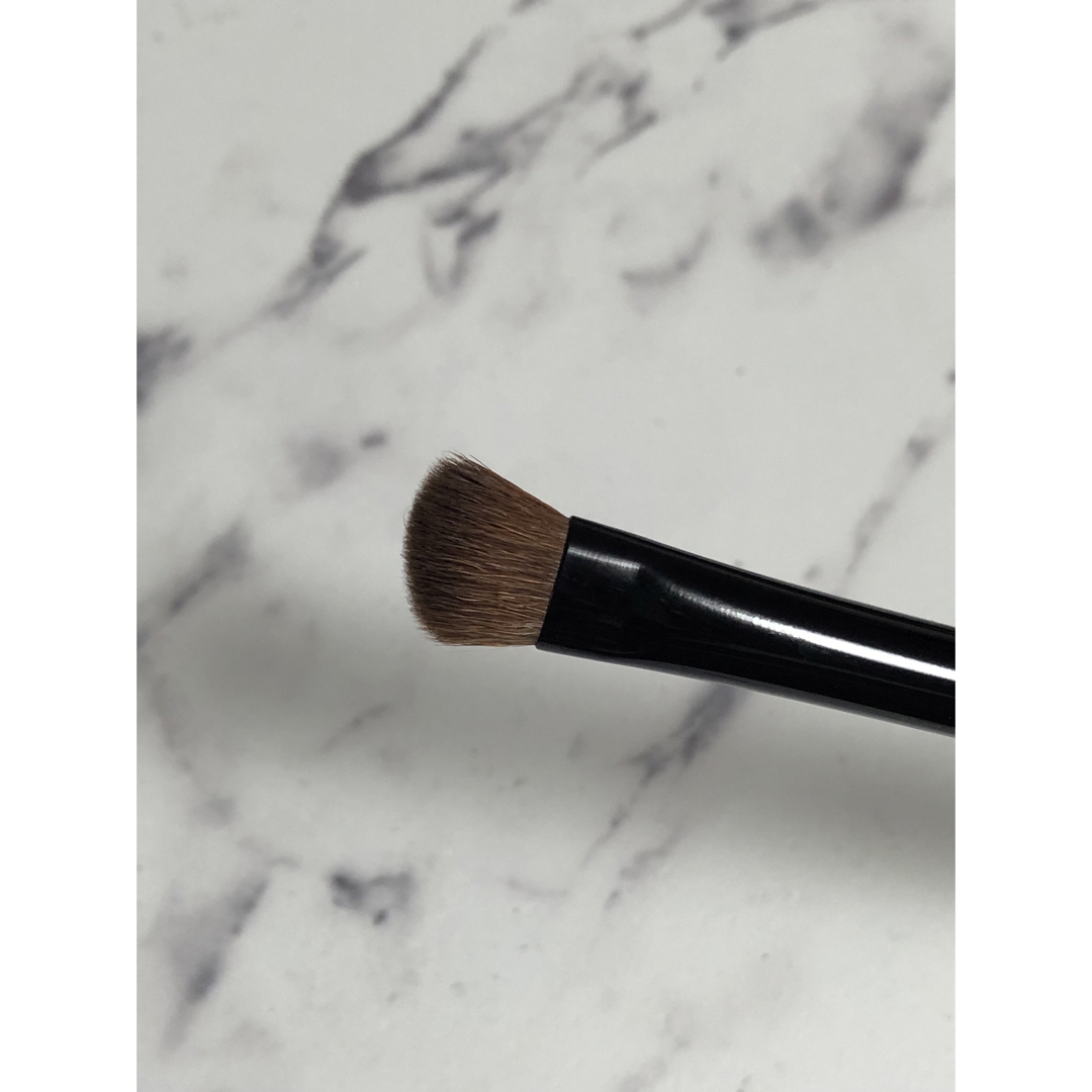 BOBBI BROWN(ボビイブラウン)のANGLE EYE SHADOW BRUSH アングル アイシャドウ ブラシ コスメ/美容のメイク道具/ケアグッズ(ブラシ・チップ)の商品写真