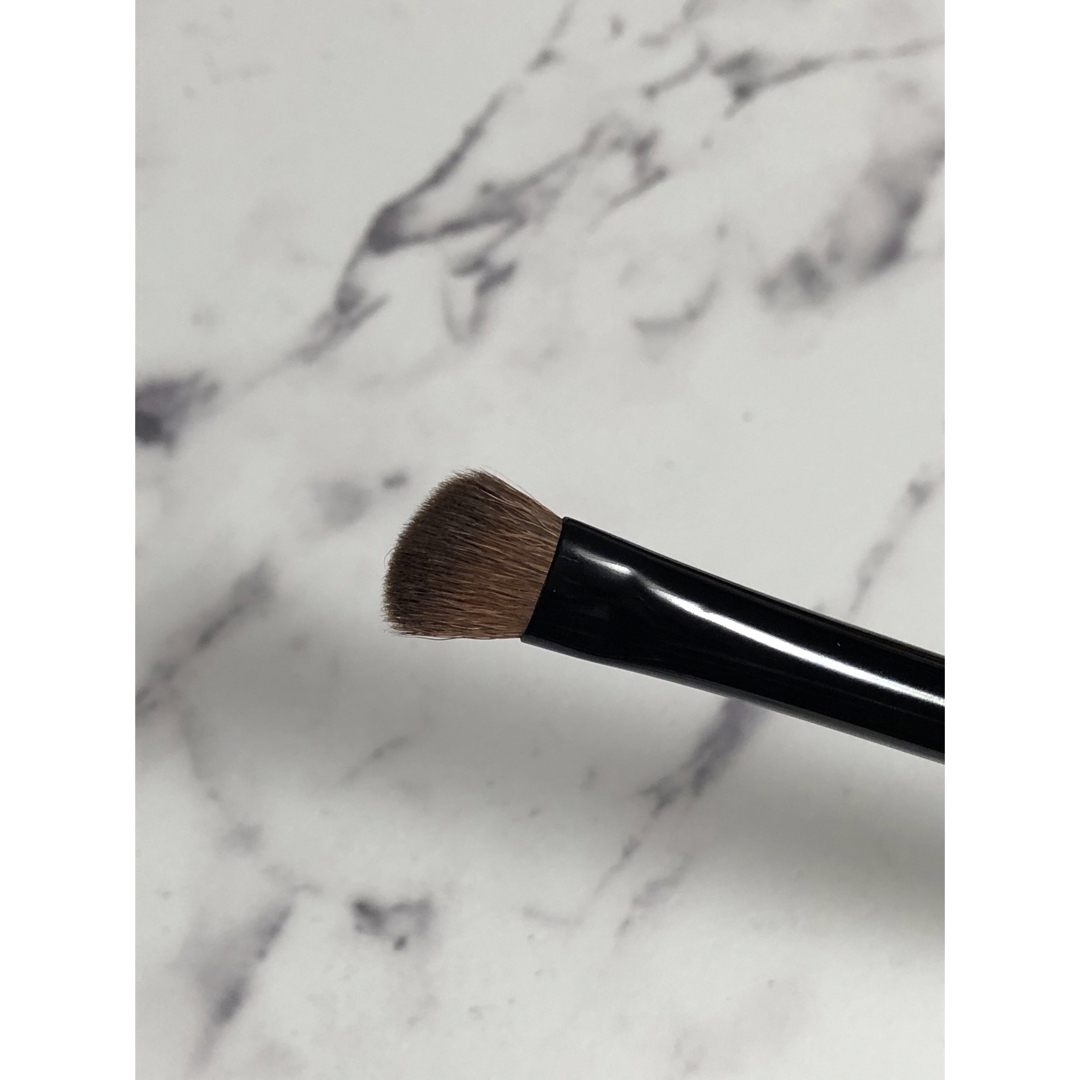 BOBBI BROWN(ボビイブラウン)のANGLE EYE SHADOW BRUSH アングル アイシャドウ ブラシ コスメ/美容のメイク道具/ケアグッズ(ブラシ・チップ)の商品写真