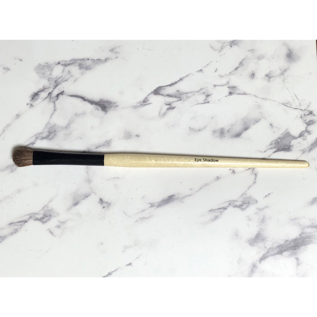 BOBBI BROWN(ボビイブラウン)のBOBBIBROWN EYE SHADOW BRUSH アイシャドウ ブラシ コスメ/美容のメイク道具/ケアグッズ(ブラシ・チップ)の商品写真